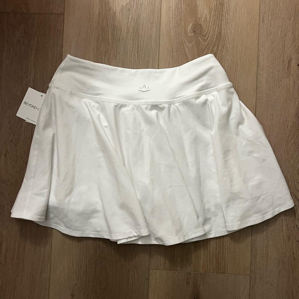 Beyond Yoga athletic white skort size L NWT